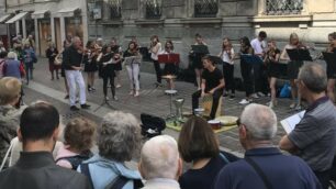 Monza orchestra giovanile archi in via Italia