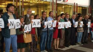 Un falsh mob dei pendolari in stazione Garibaldi alla fine dello scorso anno