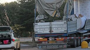 Il camion coinvolto nell’incidente al sottopasso di viale delle Industrie