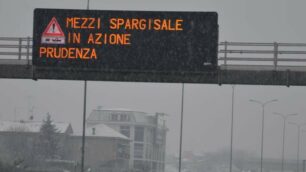 SS36 Continua a nevicare. Mezzi spargisale