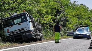 Il camion finito fuori strada