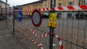 MONZA la rete sul ponte di via Colombo