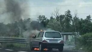 Statale 36 auto in fiamme tra verano e Briosco in nord