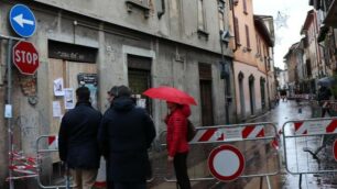 Seregno: l'edificio di via Garibaldi, in pieno centro storico, pericolante. Tutta l'arteria è stata è transennata e interdetta al traffico ( foto Volonterio)