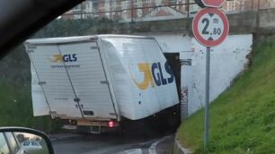 La foto del camion incastrato pubblicata sul gruppo Facebook “Sei di Desio se...”