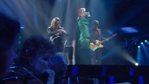 Da sinistra Annalisa, Achille Lauro e Boss Doms a Sanremo con la chitarra firmata da Andy