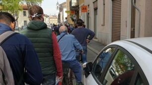 Una coda in Posta, per evitare gli assembramenti i pagamenti delle pensioni sono scaglionati