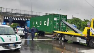 Cesano Maderno camion incastrato via san Benedetto sotto la Milano Meda