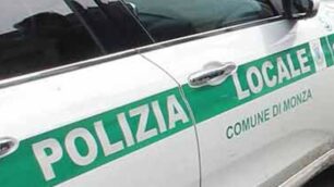 Un’auto della polizia locale