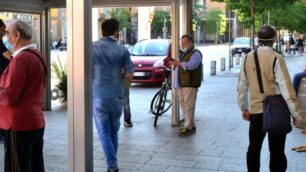 GENTE IN PIAZZA ma con le MASCHERINE