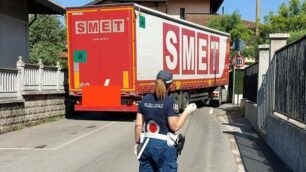 Verano Brianza camion bloccato in via Monte Grappa