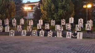 Un momento della protesta con i cartelli