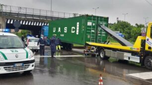 Cesano Maderno camion incastrato via san Benedetto sotto la Milano Meda: è uno dei ponti interessati dai controlli previsti dalla Provincia