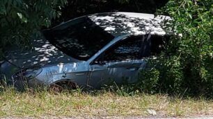 L’auto nel fossato a bordo rampa della Milano-Meda