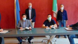 La firma del protocollo d’intesa: da sinistra Concetta Monguzzi, sindaco di Lissone; Alberto Rossi, sindaco di Seregno; Roberto Corti, sindaco di Desio; Maurilio Longhin, sidanco di Cesano Maderno