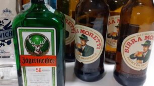 Bottiglie di birra e di super alcolici sequestrate dalla Polizia locale di Monza