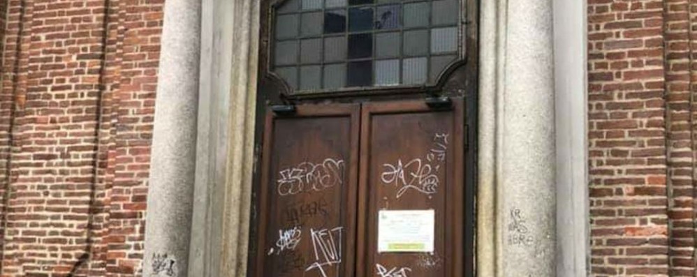 Il portone della chiesa imbrattato: sono visibili anche le scritte sulle colonne