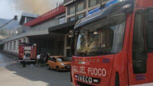 I vigili del fuoco che stanno operando per spegnere l’incendio nell’azienda tessile di Leffe