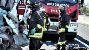 L’intervento dei vigili del fuoco sul luogo dell’incidente