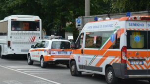 I soccorritori e l’autobus coinvolto nell’incidente