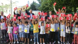 Alcuni bambini dell’Alfieri di Monza un anno fa, con sindaco, assessori allo sport e alla scuola, mister Brocchi e Daniele Massaro