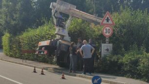 La gru rimasta incastrata nel giardino di una villetta in via Lambro