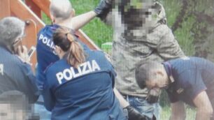 La polizia impegnata in un arresto