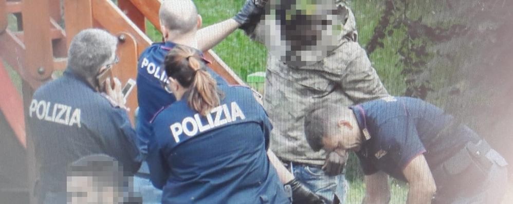 La polizia impegnata in un arresto