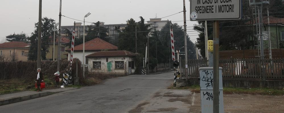 Il passaggio a livello di via Osculati a Monza