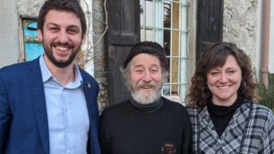 Il consigliere regionale Alessandro Corbetta, il cantautore Francesco Magni e l'assessore alla Cultura di Briosco, Antonella Casati