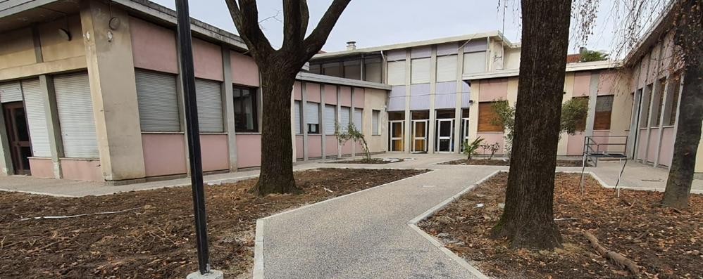 Il vialetto sistemato all'interno del cortile del centro Nobili