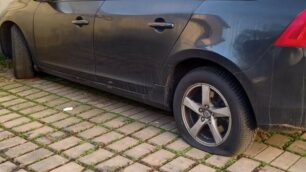 Villasanta San Fiorano gomme tagliate alle auto in piazza Ghezzi