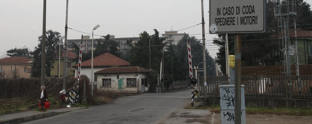 Il passaggio a livello di via Osculati a Monza