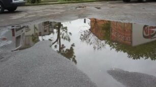 Le buche nel parcheggio