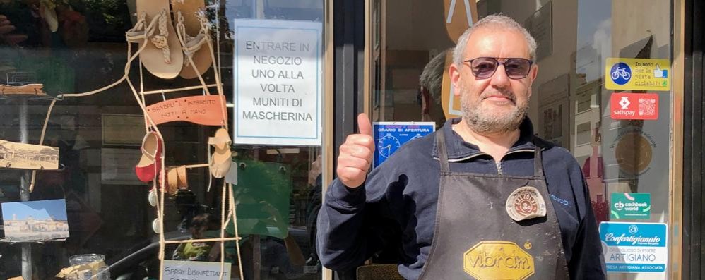 Un negoziante che ha aderito alla campagna per le bici promossa da Legambiente