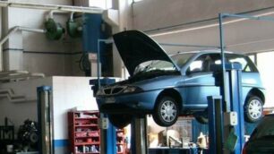 Un’auto in officina