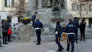 Gli agenti della polizia locale di Seregno in azione nel centro storico