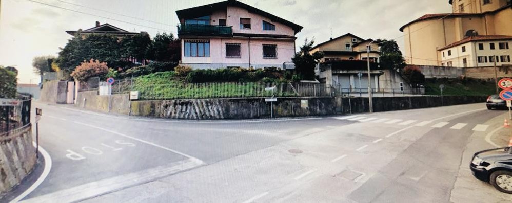 SOVICO. VIA LAMBRO: incrocio con via de Gasperi e via San Francesco verrà realizzata una mini rotatoria. E via Lambro, in salita verso il centro, diverrà a senso unico e verranno creati parcheggi sul Lato chiesa