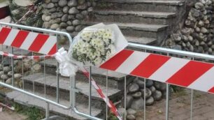 Il mazzo di fiori con la striscia tricolore sul luogo dell'incidente