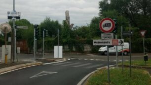 Monza via della Taccona nuovo semaforo all'incrocio con via Ticino