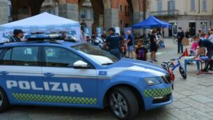 Lo stand della polizia stradale in  piazza Roma (foto Questura)