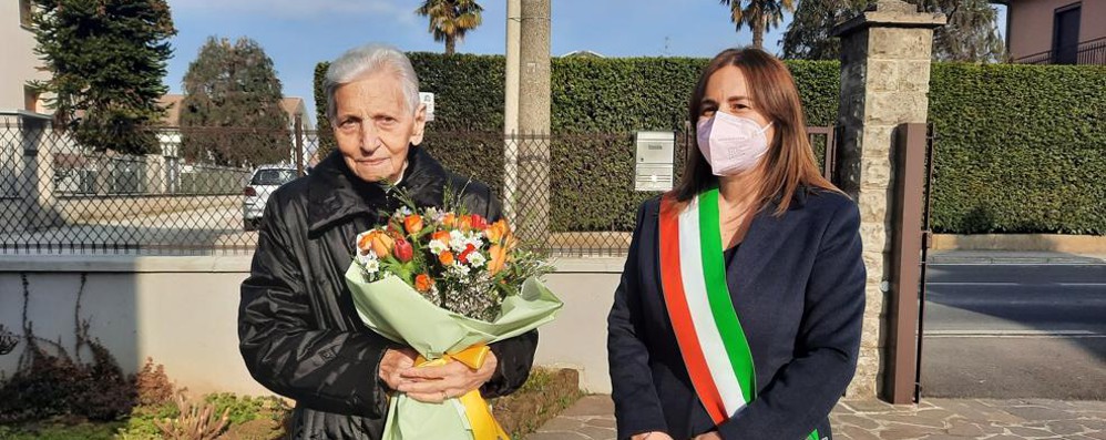 Rosa Perego centenaria con il sindaco Lisa Mandelli