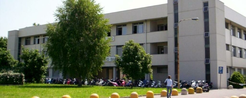 La sede degli istituti scolastici Bassi e Levi di via Briantina