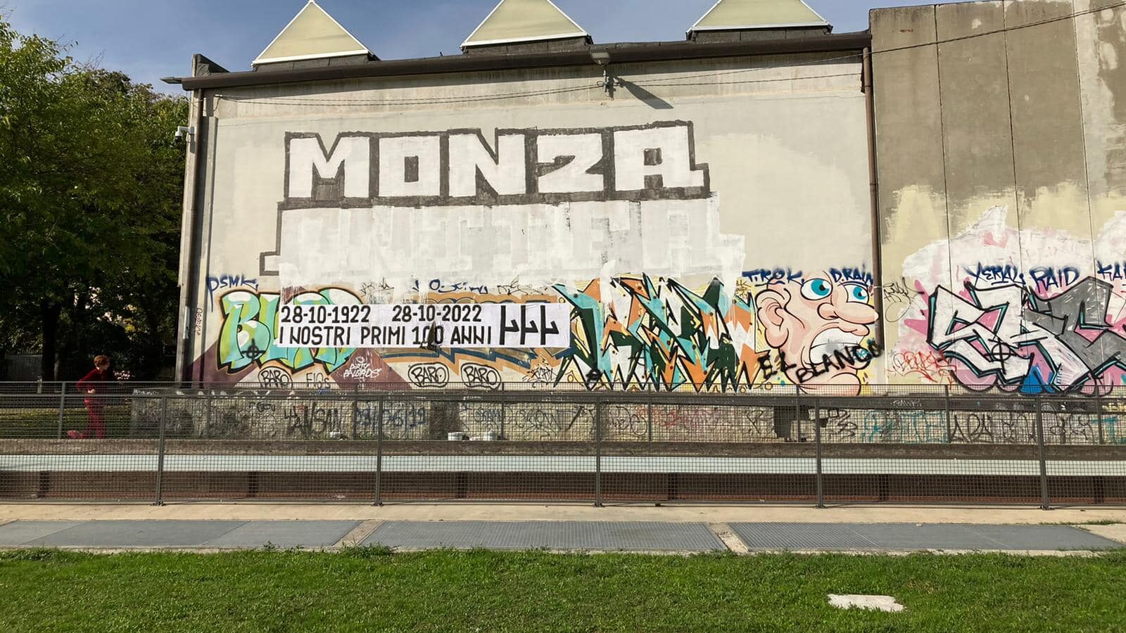 Concorezzo, imbratta un muro con frasi d'amore - Prima Monza