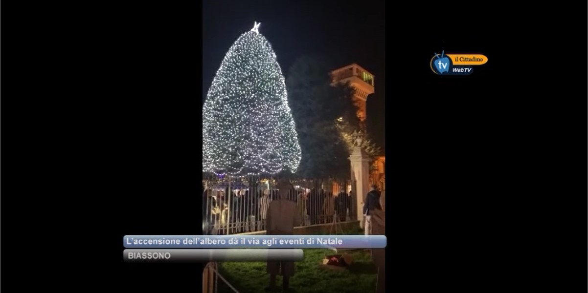 Oltre all'albero, c'è anche l'auto di Natale: ma con le luminarie non può  circolare - Ticinonline