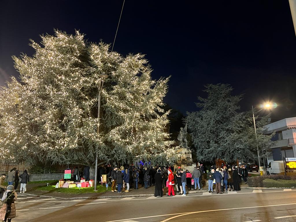 FOTO/ Il cuore luminoso, l'albero del Pino Irpino e le palline della  solidarietà: le tre installazioni natalizie del Moscati