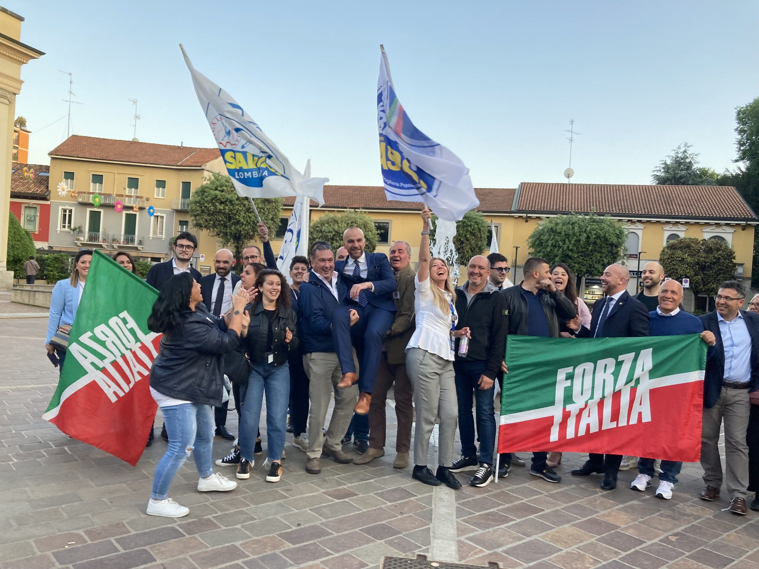 Oro e la fascia tricolore del sindaco di Brugherio è très chic - MBNews