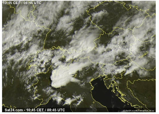 Immagine satellitare delle 10:45 (ora locale); si nota alquanto bene come buona parte della Lombardia fosse coperta da nubi e interessata da fenomeni temporaleschi