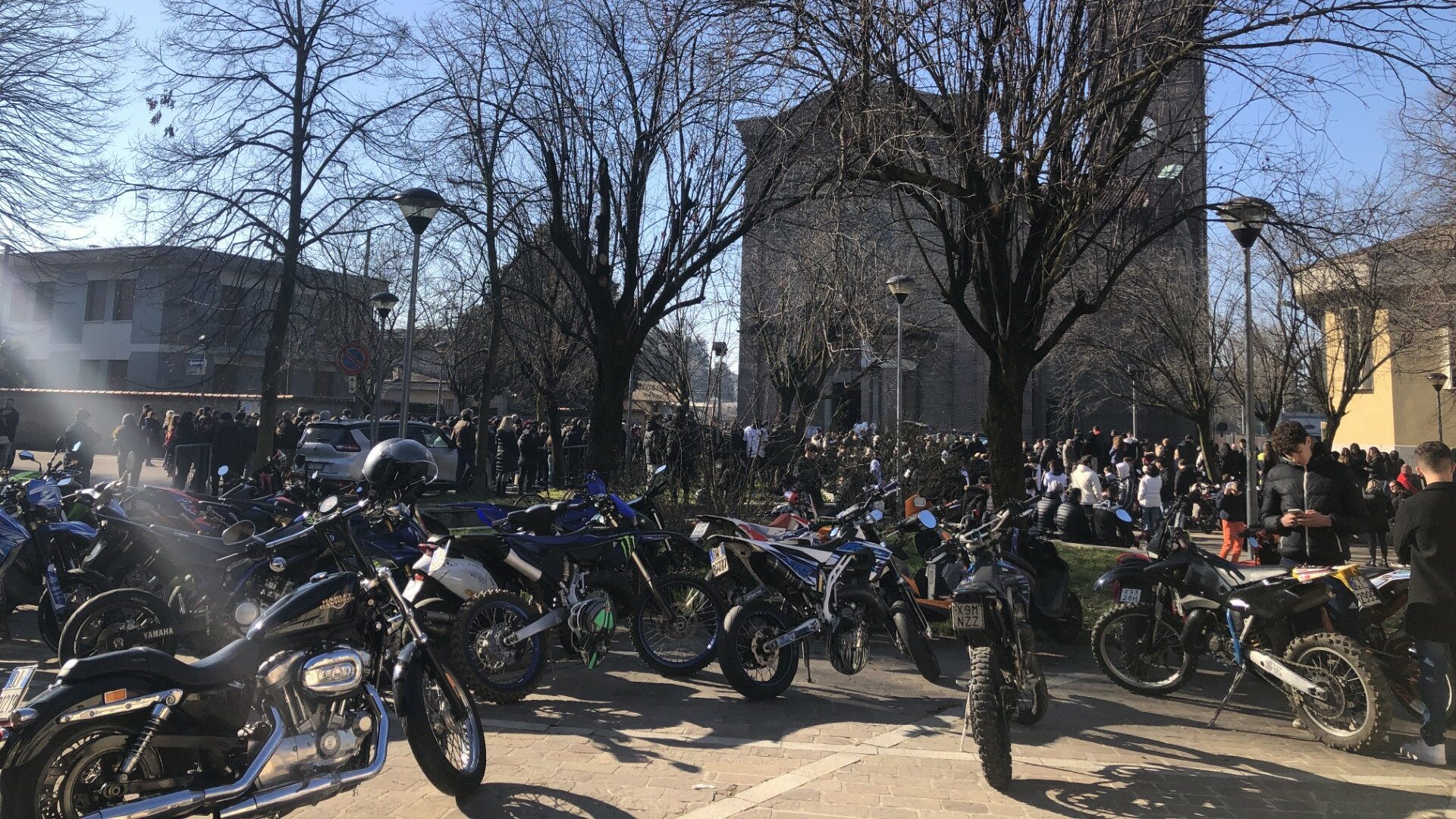 Macherio: il rombo delle moto e palloncini bianchi per l'addio a Riccardo  Vinci - Il Cittadino di Monza e Brianza