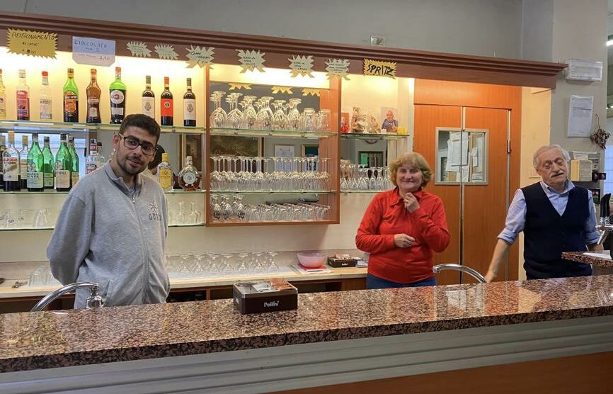 VILLASANTA ragazzi Associazione Speranza lavoro Alessandro Ciraci dietro il bancone del bar del Circolo Unione